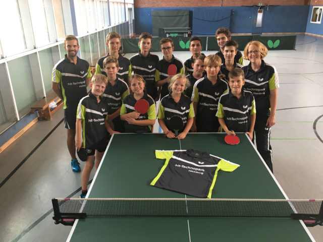 Gruppenbild Tischtennis Spiele mit neuen Trikots